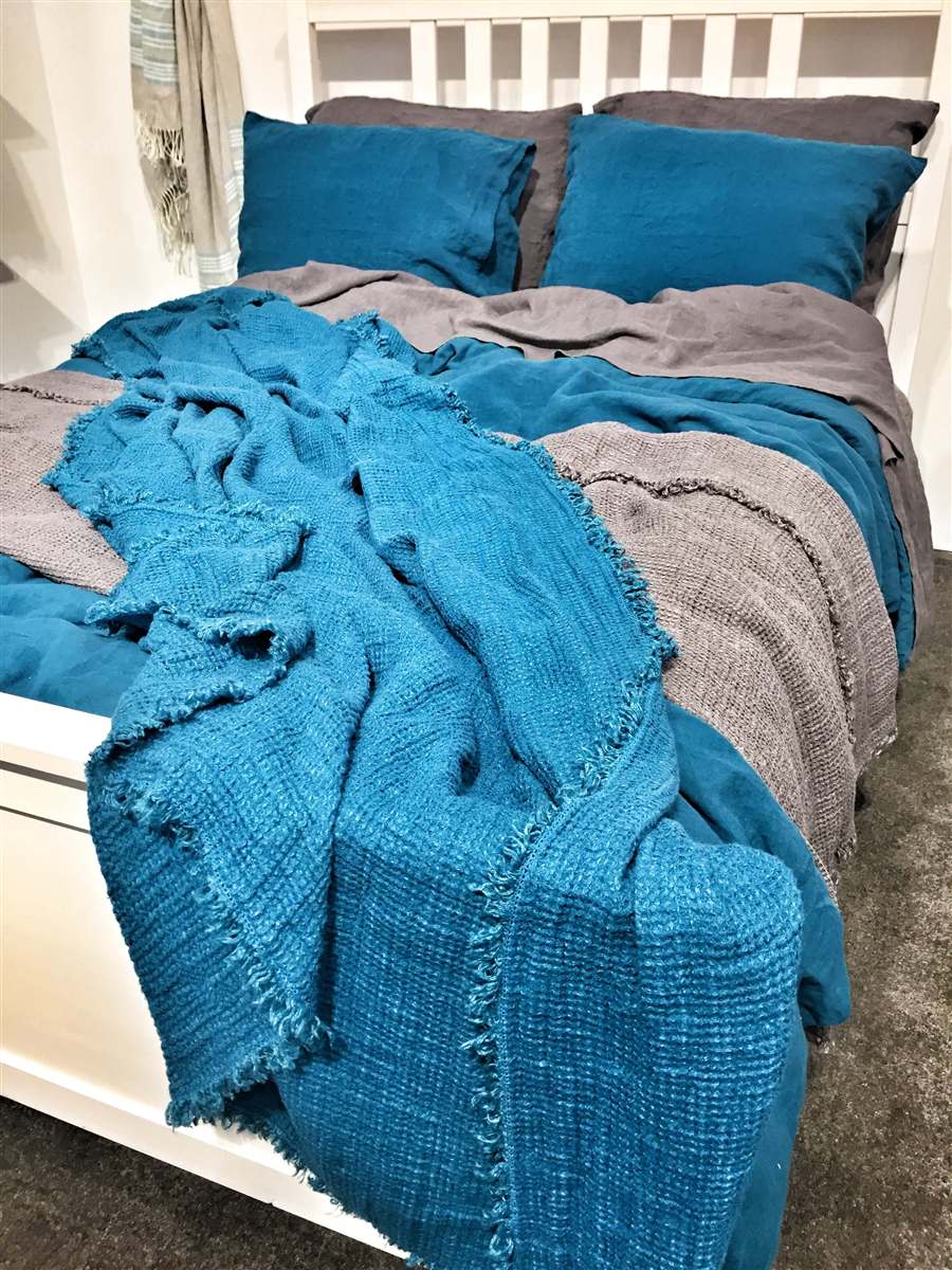 Leinenbettwäsche für ein gemütliches Bett im Studentenzimmer