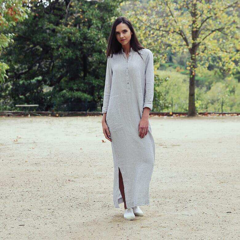 Femme portant une longue robe rayée en lin à l'extérieur