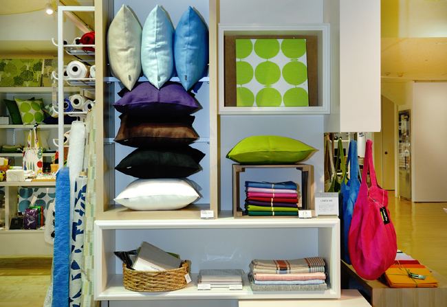 Farbige LinenMe Leinenkissenbezüge und Accessoires 2012 bei Isetan Tokio