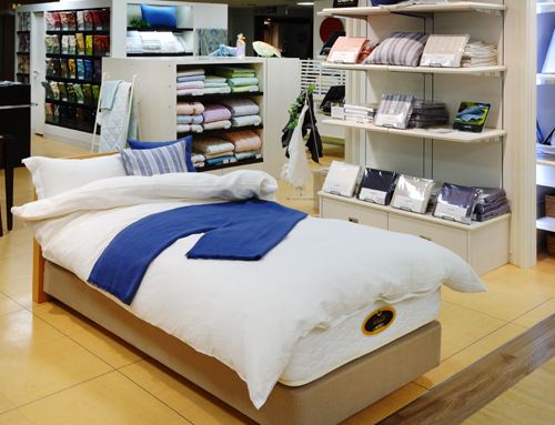 Blaue und naturfarbene LinenMe Leinenbettwäsche 2012 bei Isetan Shinjuku