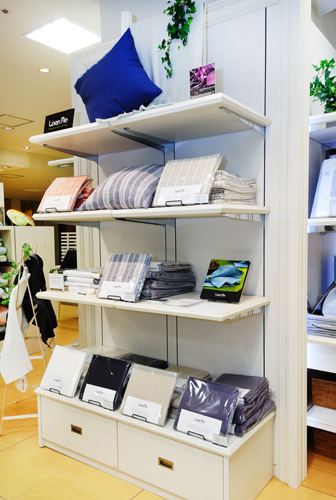 Gefaltete LinenMe Bettwäsche und Kissenbezüge in einer Ausstellung bei Isetan Tokio