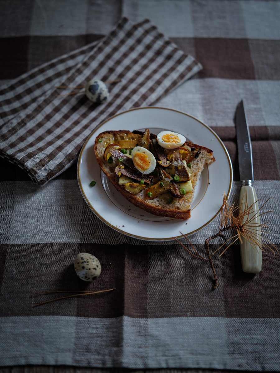 Mushroom toast on Choco Grand Check linen with a gingham napkin