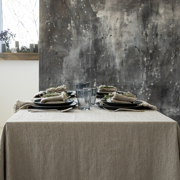 Comida relajada en una mesa con textiles de lino