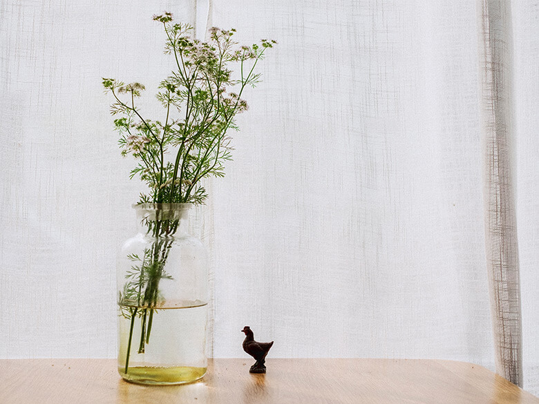 Fleurs fraîches préparées pour accueillir les invités