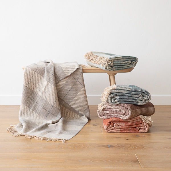 Luigi wool throw with fringed edges
