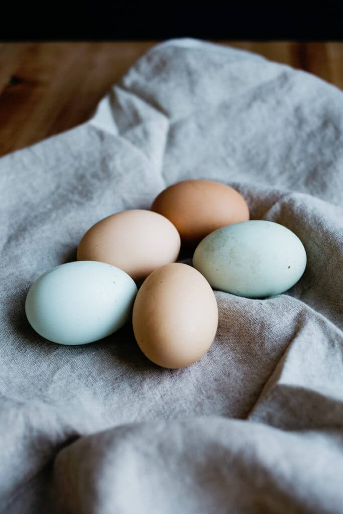 Dip-dye Easter Eggs - LinenMe rachael-gorjestani-154909