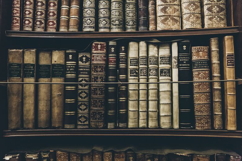 Livre ancien ouvert dont la structure est protégée par la reliure