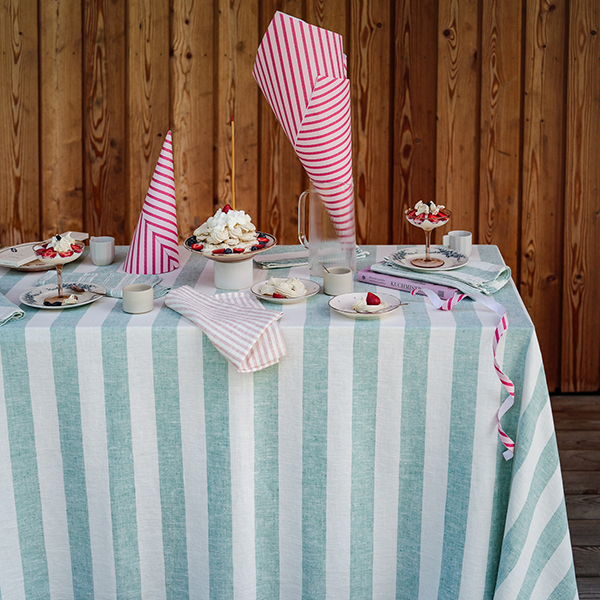 Striped LinenMe tablecloth and napkins for outdoor dining