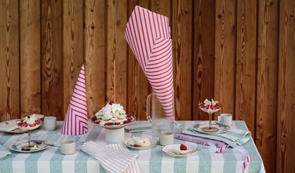 Striped LinenMe tablecloth and napkins for outdoor dining